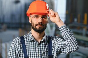 fabriek arbeider. Mens werken Aan de productie lijn. foto