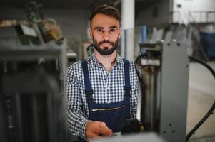 fabriek arbeider. Mens werken Aan de productie lijn. foto