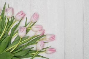 voorjaar achtergrond met roze en wit tulpen Aan wit hout foto