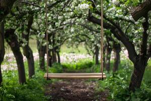 ai gegenereerd houten schommel hangende van een boom in een bloeiend tuin. generatief ai foto