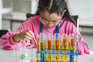 school- kinderen zijn aan het doen chemie experimenten voor klas aan het leren foto