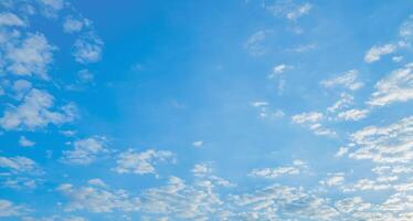 blauwe lucht met witte wolkenachtergrond foto