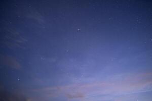 een ster bij nachthemel met bewolkt foto