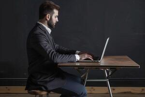 ai gegenereerd Mens werken Aan laptop Bij tafel foto