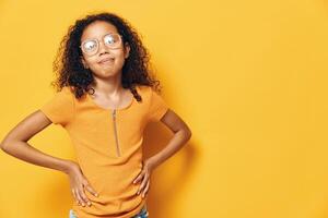 vrouw zwart staand gekruld achtergrond jong geel vrouw achtergrond uitdrukking Afrikaanse etniciteit foto