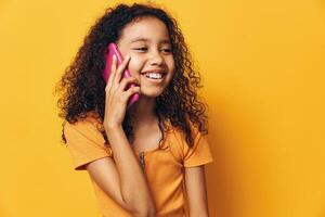 zwart vrouw modieus studio achtergrond persoon model- schattig telefoon kinderjaren meisje schoonheid cel geel jong foto