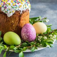 Pasen ei panettone brood taart achtergrond gelukkig Pasen voorjaar vakantie tulp foto