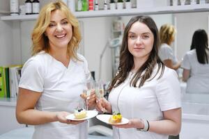 kliniek personeel vieren met Champagne en desserts foto
