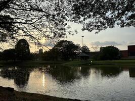 zonsondergang kalmte Bij de park foto