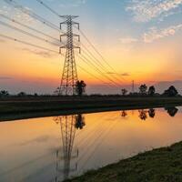 de silhouet van een hoog voltage elektrisch pool in de platteland foto