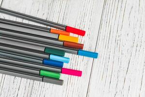 gekleurde viltstift pennen voeringen voor tekening en creativiteit. foto