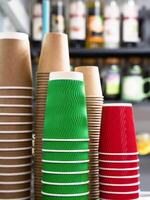 een stack van ambacht papier cups in een cafe. koffie naar Gaan. detailopname. selectief focus. foto