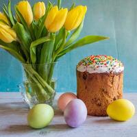 Pasen ei panettone brood taart achtergrond gelukkig Pasen voorjaar vakantie tulp foto