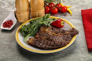 gegrild Chuck rollen steak met rucola foto