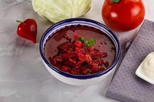 borsch soep met kool en rode biet foto