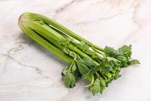 veganistisch keuken - selderij stengels met blad foto