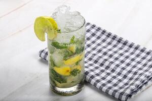 mojito cocktail met limoen en rum foto