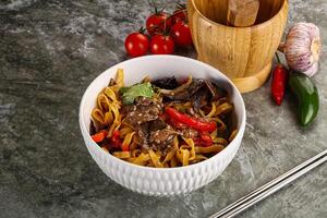 Aziatisch wok met noedels, groenten en rundvlees foto