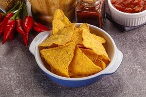 Mexicaans maïs nacho's chips met salsa foto