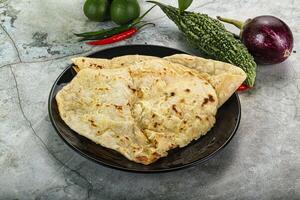 Indisch tandori brood - naan met kaas foto