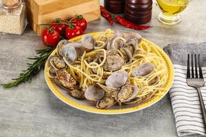 Italiaans pasta - spaghetti vongole met mosselen foto