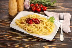 Italiaans pasta spaghetti met tomaat foto