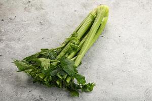 veganistisch keuken - selderij stengels met blad foto