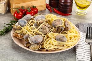 Italiaans pasta - spaghetti vongole met mosselen foto