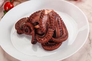 gekookt heerlijk Octopus in de kom foto