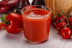 vers tomaat sap in de glas foto