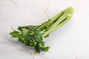 veganistisch keuken - selderij stengels met blad foto