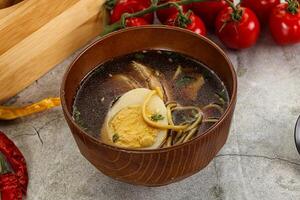 Japans miso soep met kip foto
