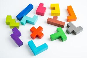 logisch denken en probleem oplossen creatief bedrijf oplossing concept, houten puzzel meetkundig vorm blok vorm geven aan. foto