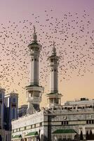 de minaretten van de mekkaans kaaba met verbazingwekkend zonsondergang. mekka, saudi Arabië foto