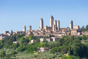 san Gimignano dorp, Italië - groen platteland, blauw lucht, heuvel panorama met stad- en torens foto