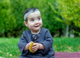de weinig kind spelen in de park met fruit, weinig meisje in de herfst park foto