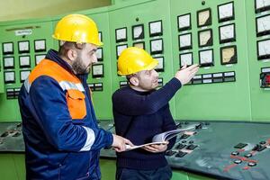 industrieel arbeiders Bij de werk in fabriek foto