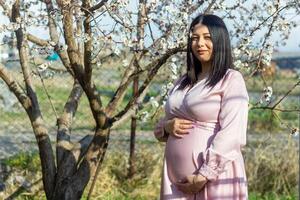 de zwanger vrouw in de park, mooi vrouw in de park, zwanger vrouw in voorjaar foto