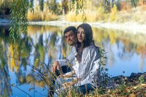 romantisch paar in de tuin, paar in de natuur foto