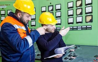 industrieel arbeiders Bij de werk in fabriek foto