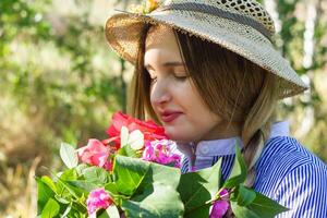 mooi jong vrouw in de natuur, zomer landschap foto