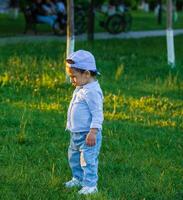 klein jongen spelen in de park foto