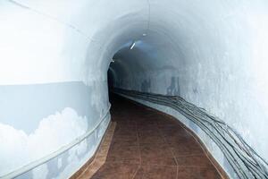 oud tunnel manier, verlaten tunnel in de geheim fabriek foto