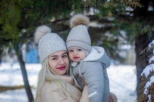 moeder en baby jongen in winter, ouder en kind in winter foto