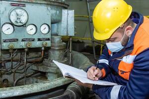 industrieel arbeider Bij de werk foto