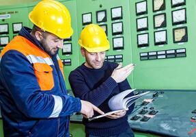 industrieel arbeiders Bij de werk in fabriek foto