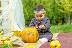 de weinig kind spelen in de park met fruit, weinig meisje in de herfst park foto