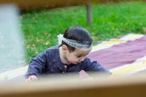 de weinig kind spelen in de park met fruit, weinig meisje in de herfst park foto