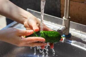 een handen het wassen bessen onder de water foto