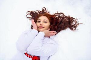 mooi meisje in winter Woud, jong vrouw in winter park foto